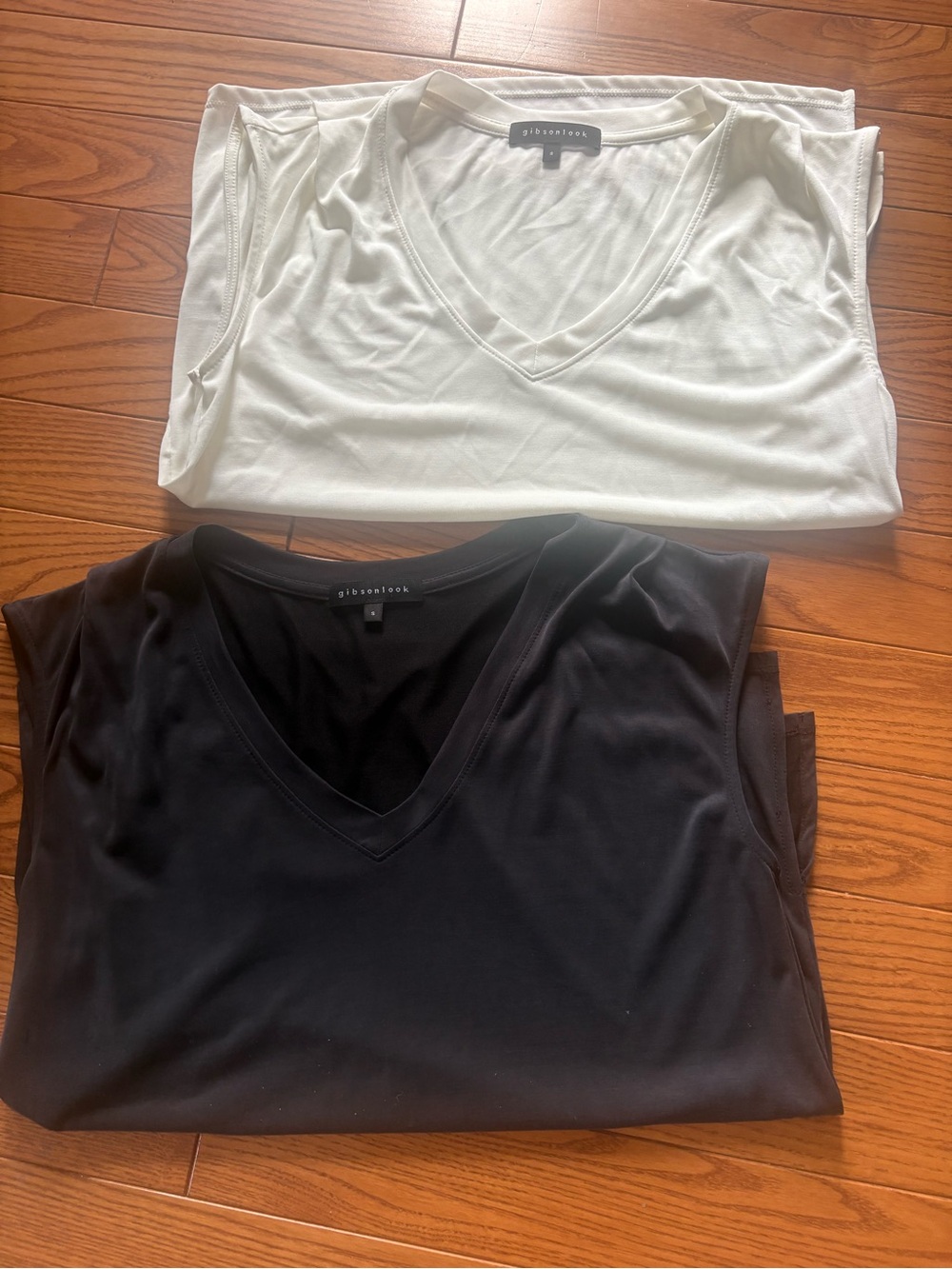 Gibsonlook luxe essentials favorite v-neck tees, black and white, size small